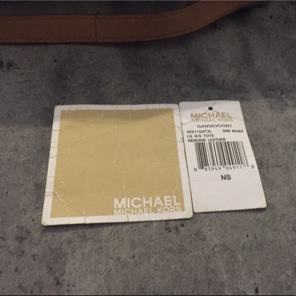 Michael Kors Gansevoort Leather Tote/Crossbody - Picture 9 of 10